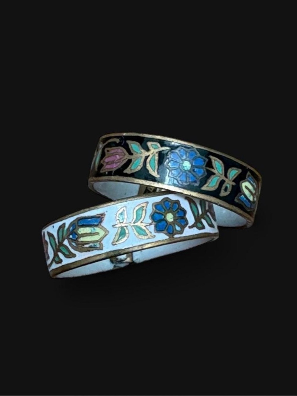 Pair of vintage enamelware rings with floral folk motif, size 7.5